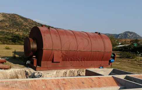 Two sets 12T waste tire recycling pyrolysis plant were installed in Vietnam