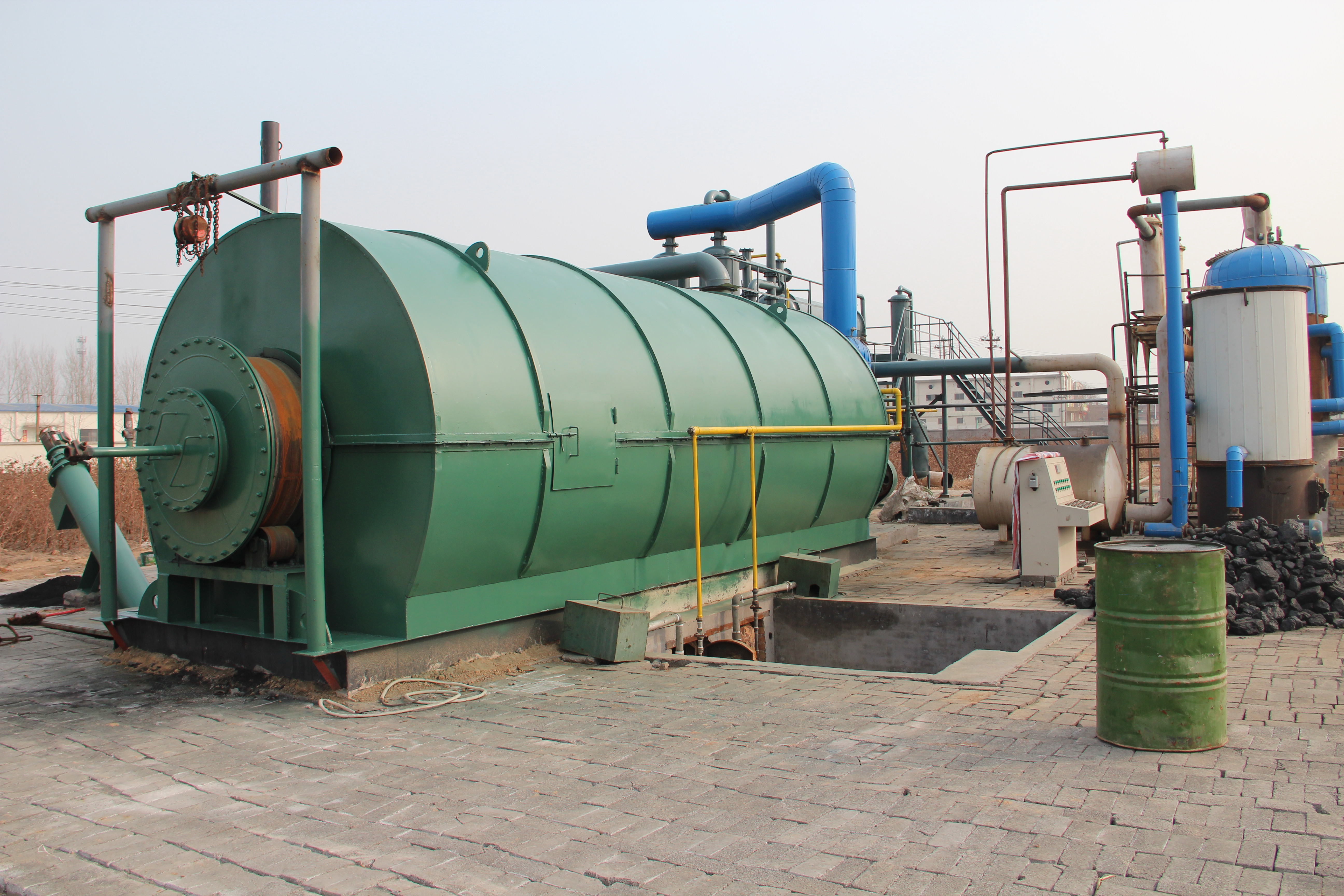 Waste rubber pyrolysis plant